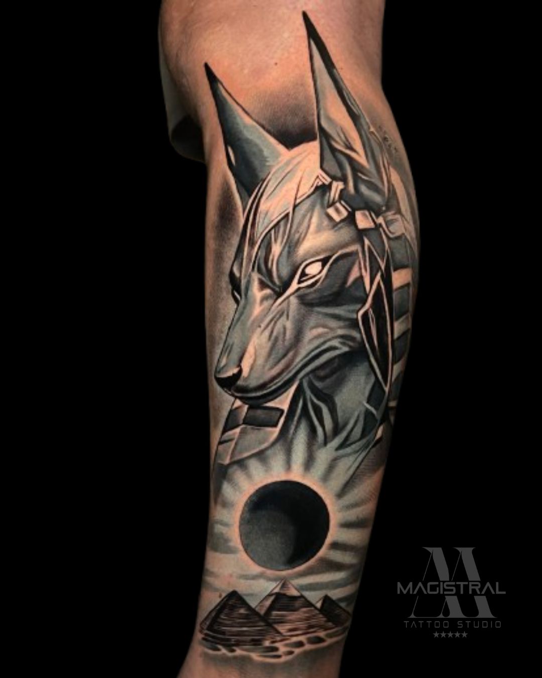 tatuaje-black-and-gray-Anubis-pierna interna-guadalajara.jpg