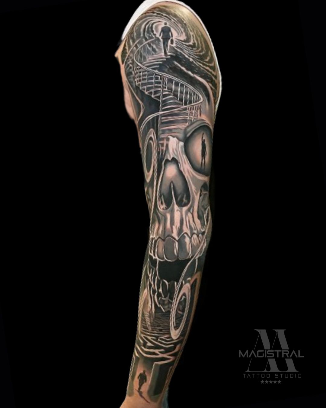 tatuaje-black-and-gray-calavera-tiempo-brazo-guadalajara.jpg