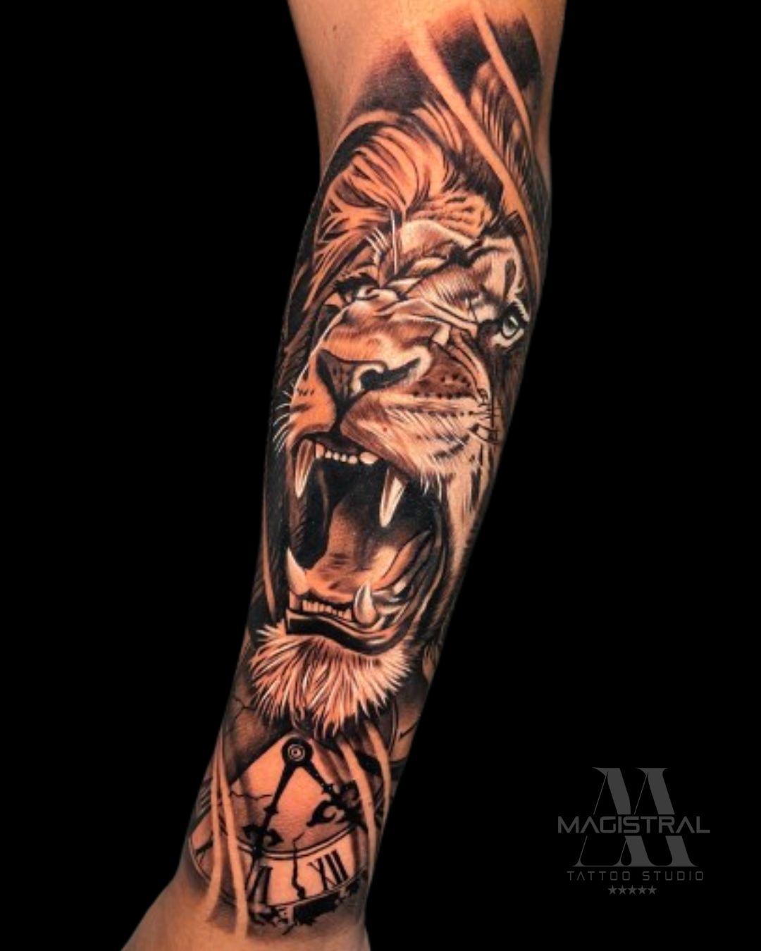 tatuaje-black-and-gray-leon-reloj-brazo-guadalajara.jpg